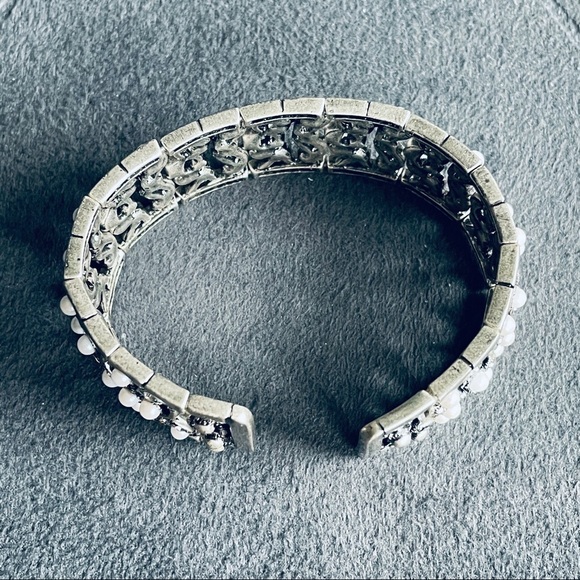 Vintage Monet Faux Pearl & Crystals Cuff Stretch Silver Bracelet - Picture 8 of 10